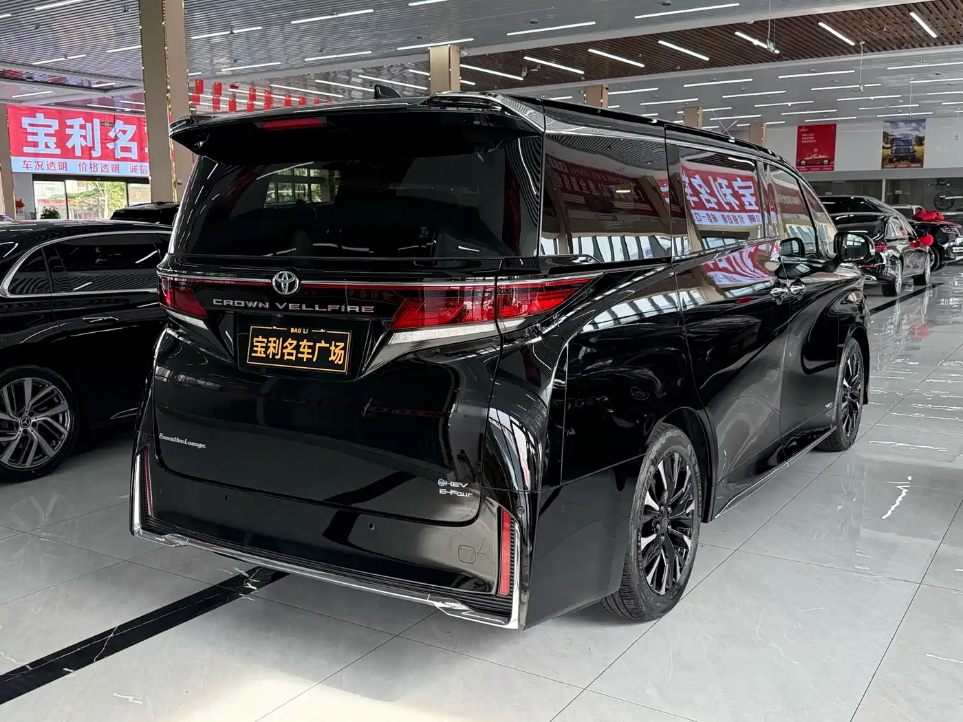 Toyota Vellfire 2024 Crown Hybrid 2.5L Executive Premium Edition фото 4