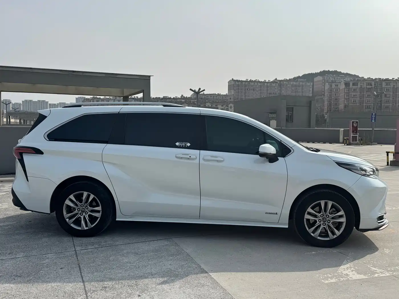 Toyota Sienna 2023 2.5L Hybrid Comfort Edition фото 4