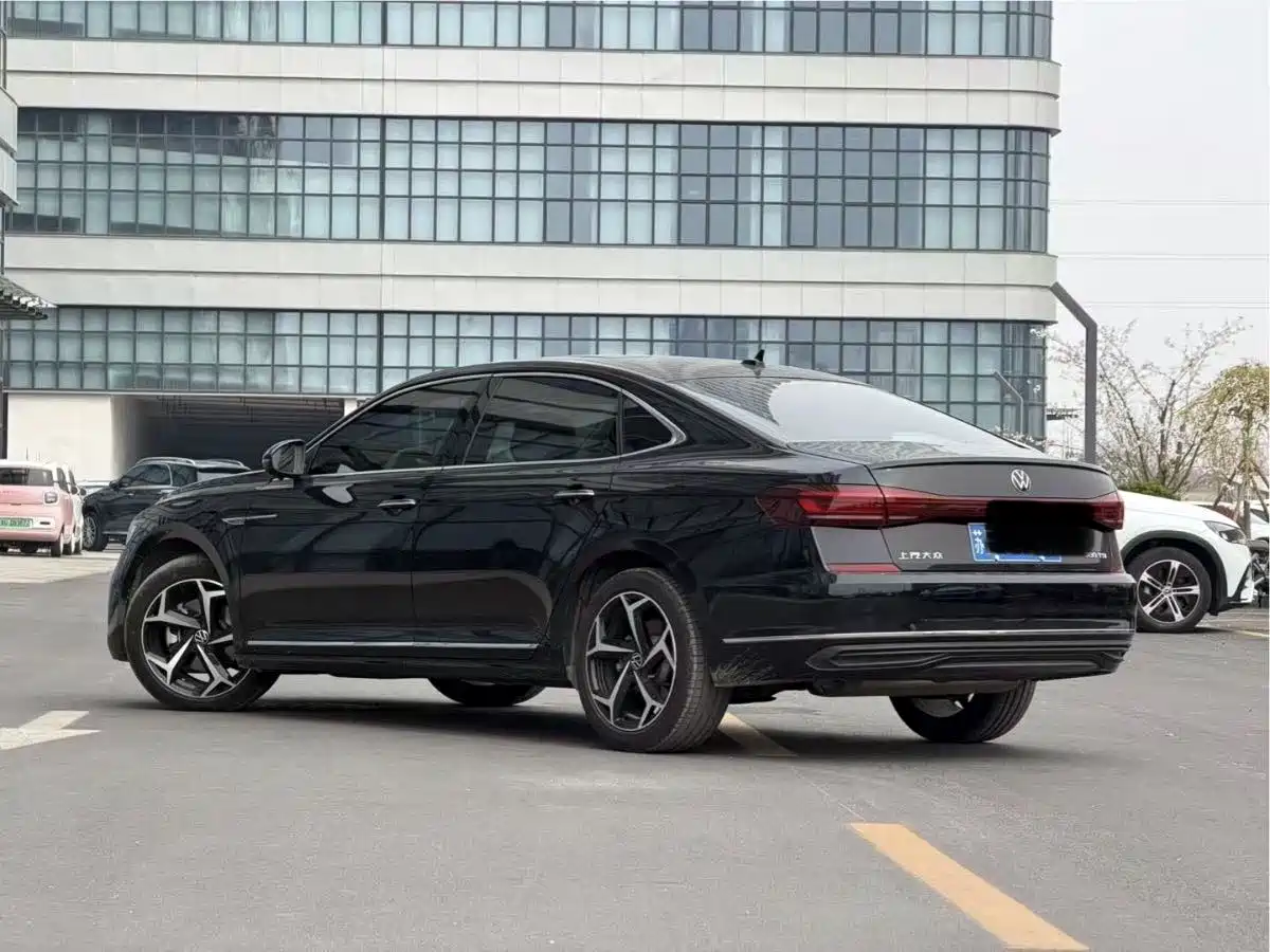 Volkswagen Passat 2025 Outstanding 330TSI Starlight Elite Edition фото 4