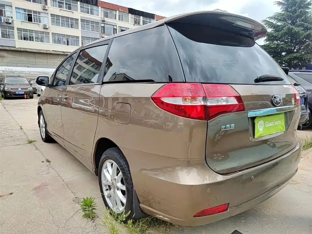 BYD M6 2013 2.4L Manual Luxury фото 5