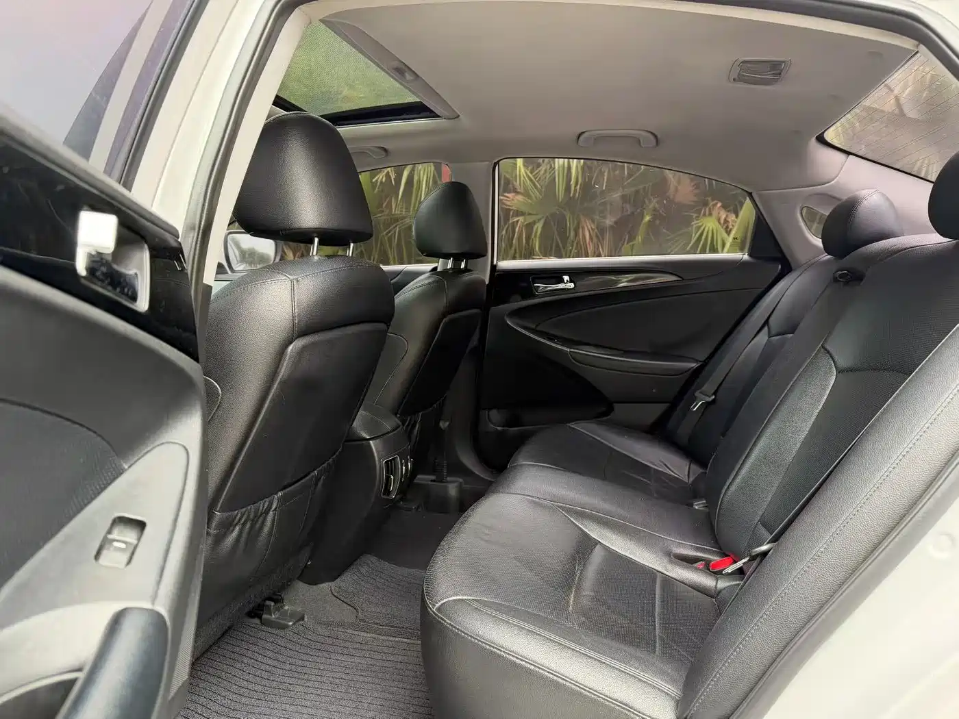 Hyundai Sonata 2015 Classic 2.0L Automatic Luxury Edition фото 6