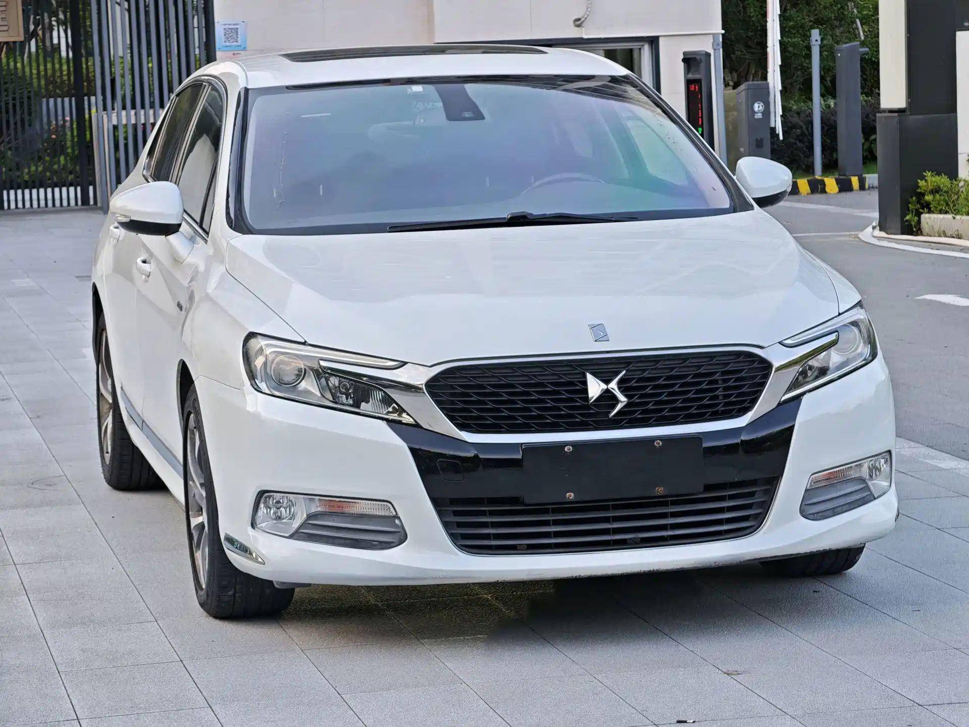 Photo 2 - DS 5LS