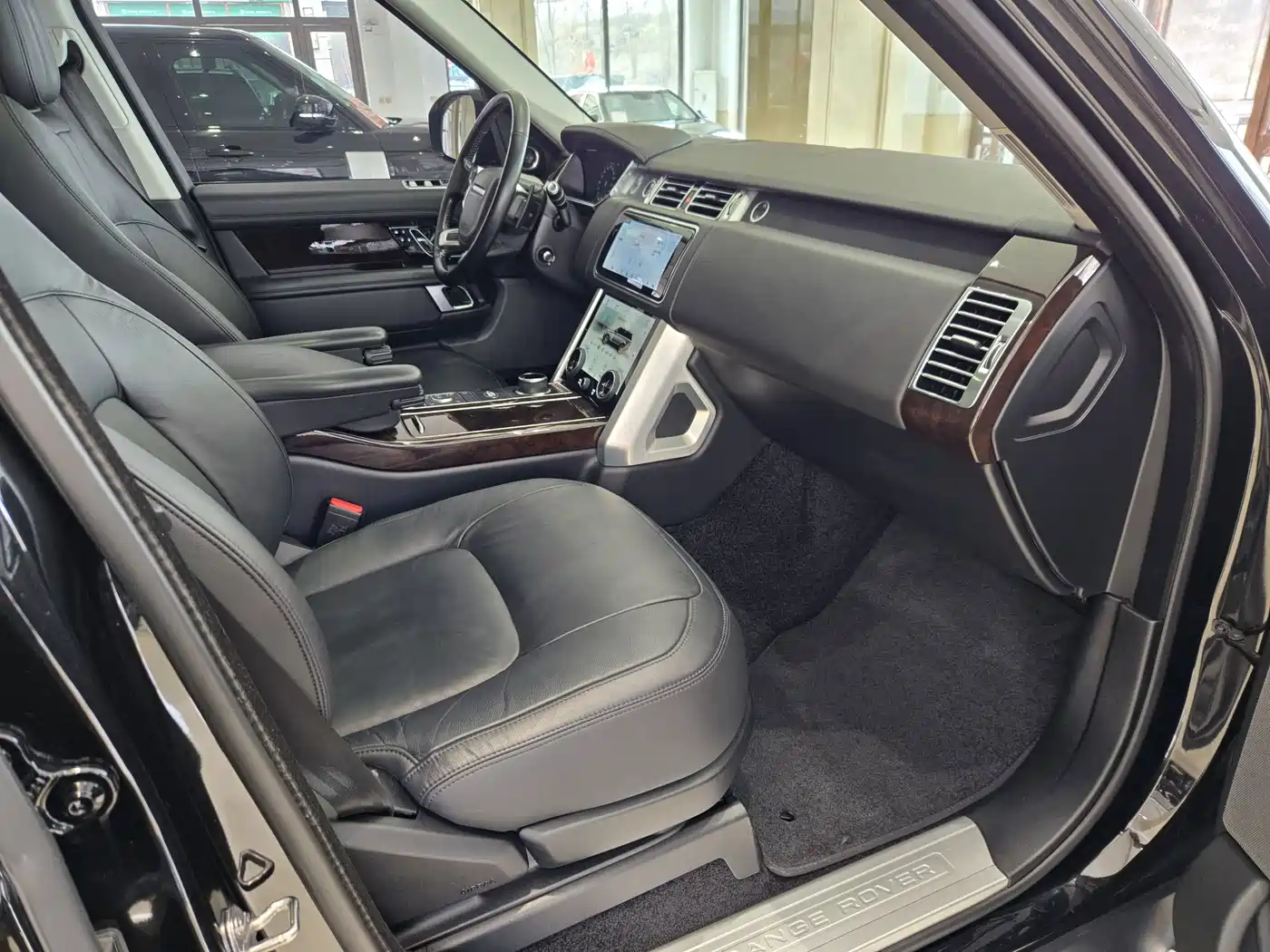 Land Rover Range Rover 2022 3.0 L6 360PS Golden Age Edition фото 12