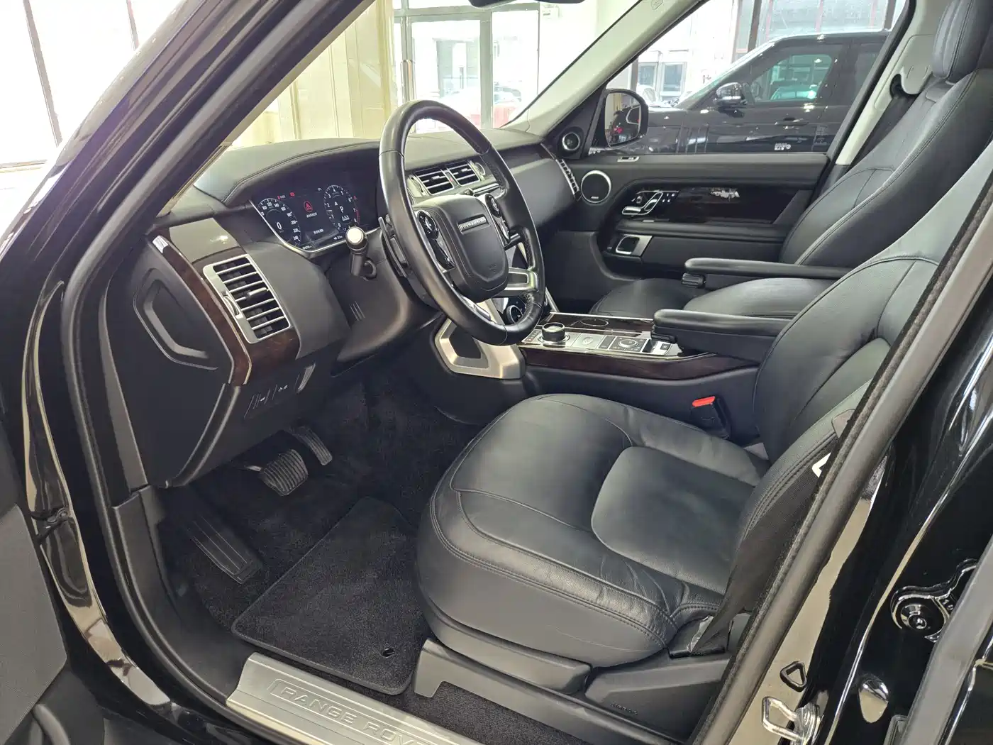 Land Rover Range Rover 2022 3.0 L6 360PS Golden Age Edition фото 7