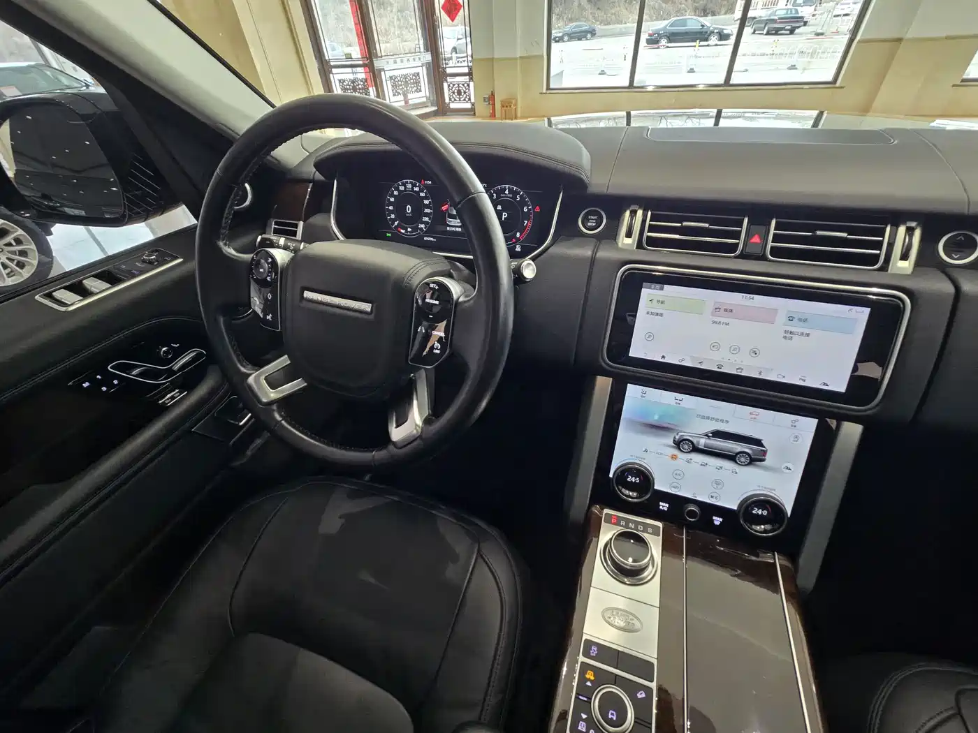 Land Rover Range Rover 2022 3.0 L6 360PS Golden Age Edition фото 17