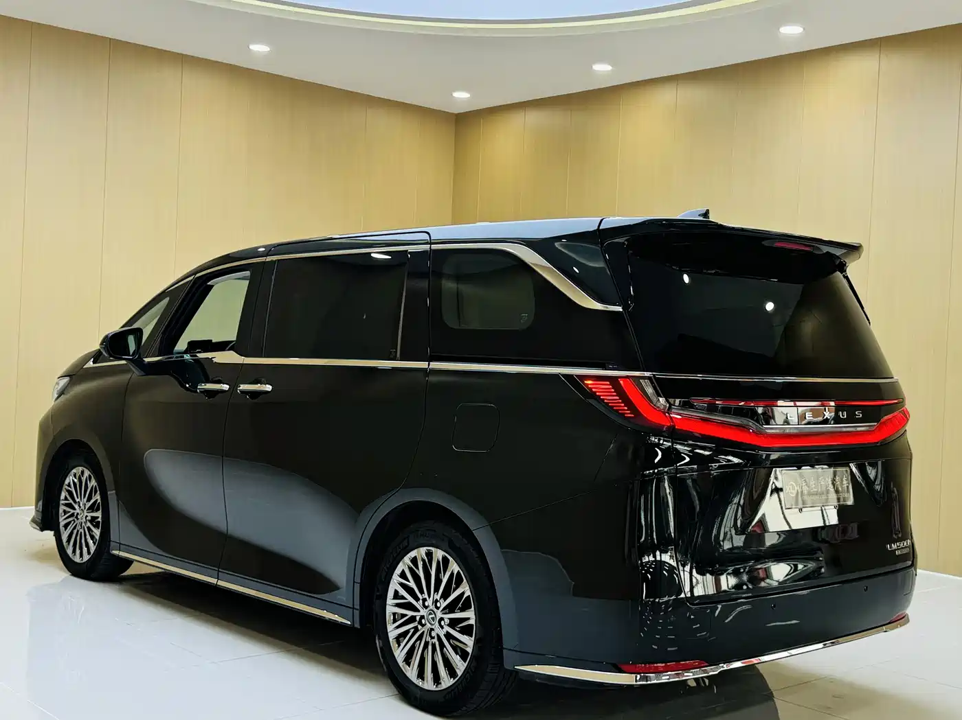 Lexus LM 2025 Model 500h Six-Seater Prestige Edition фото 17