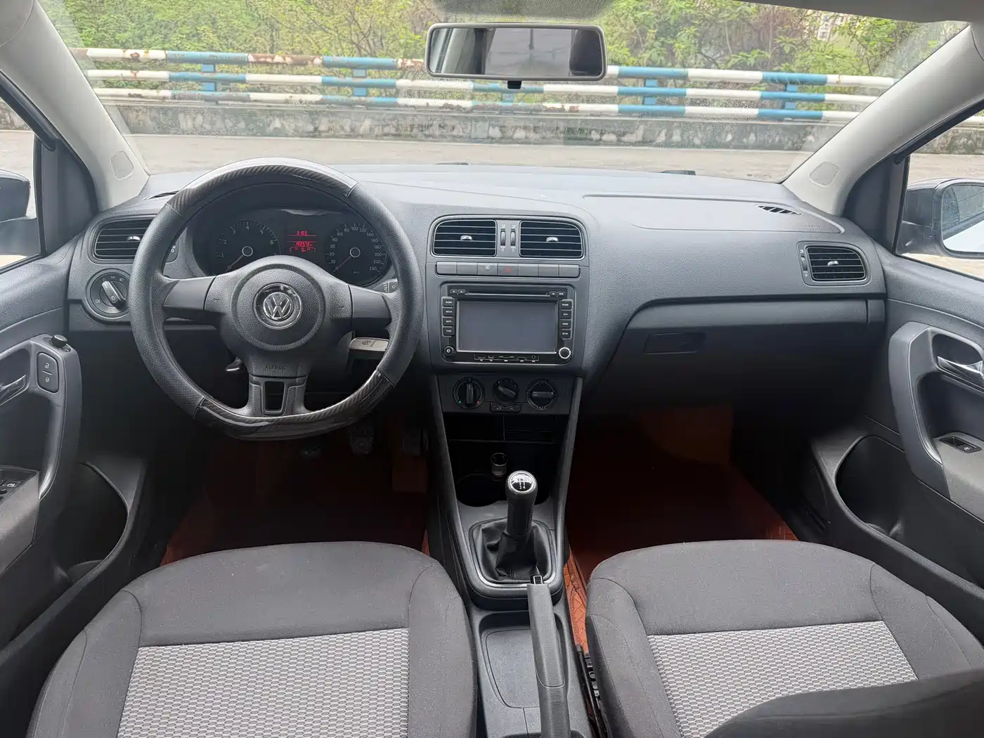 Volkswagen Polo 2011 1.4L Manual Joy Edition фото 8