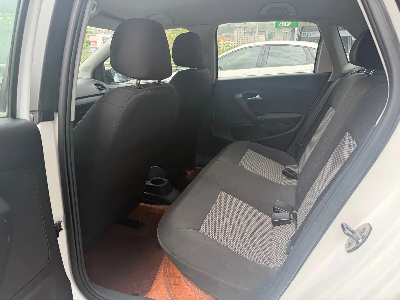 Volkswagen Polo 2011 1.4L Manual Joy Edition фото 11