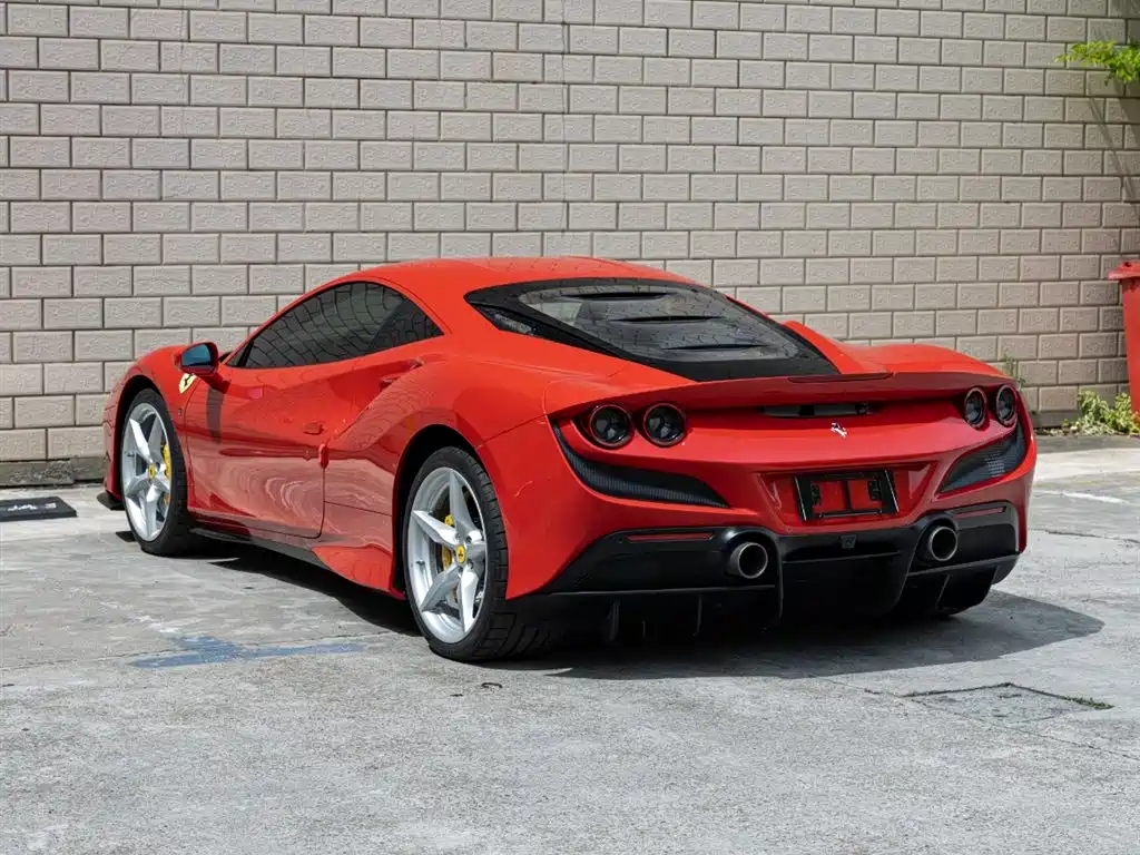 FERRARI F8
