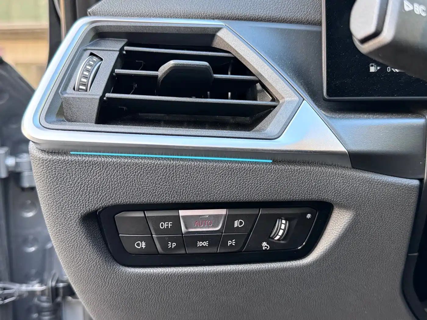 BMW 3 Series 2024 325i M Sport Package фото 12