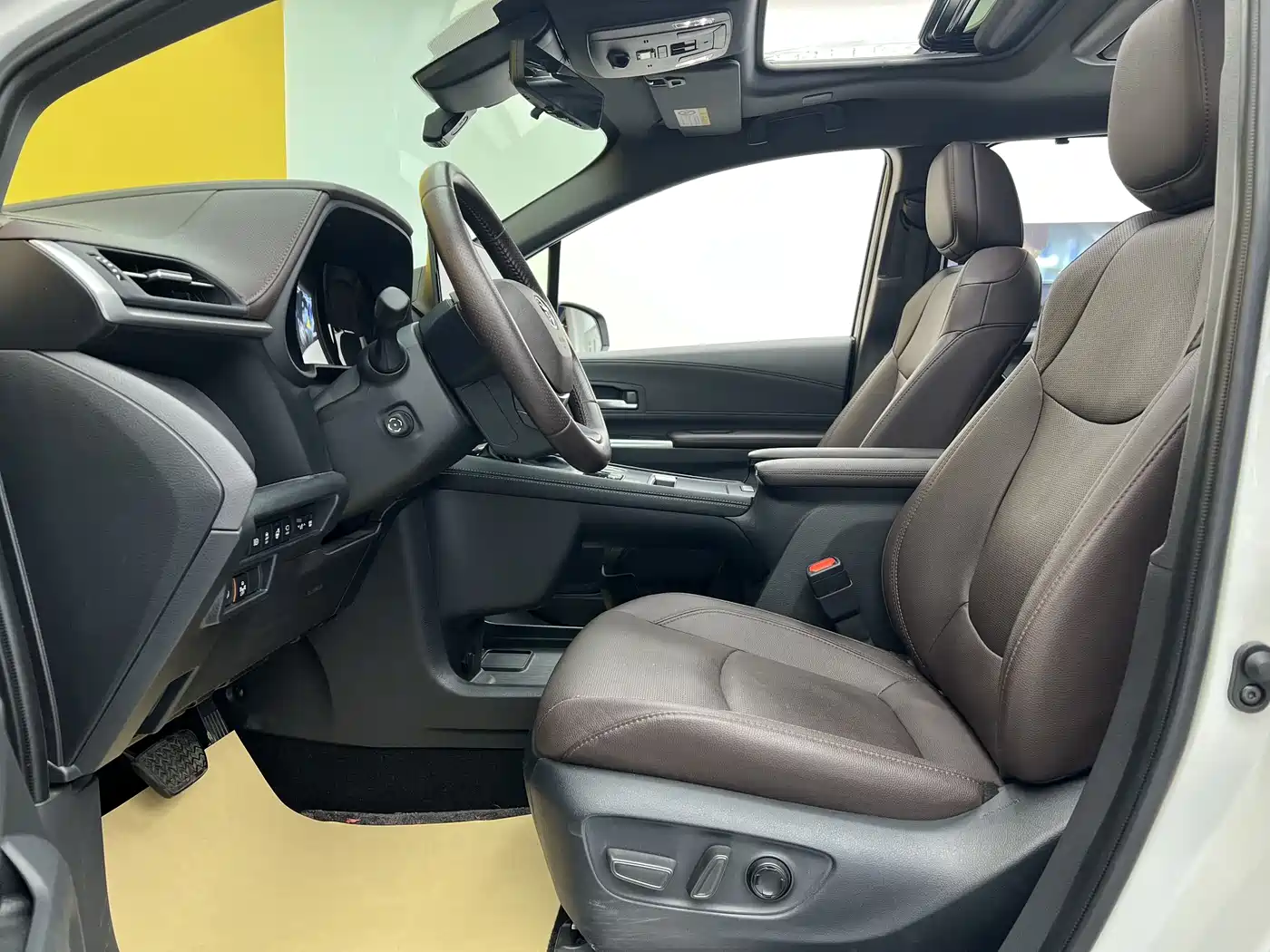 Toyota Sienna 2023 2.5L Hybrid Platinum Edition фото 9