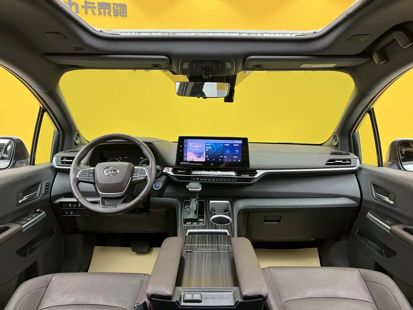 Toyota Sienna 2023 2.5L Hybrid Platinum Edition фото 12
