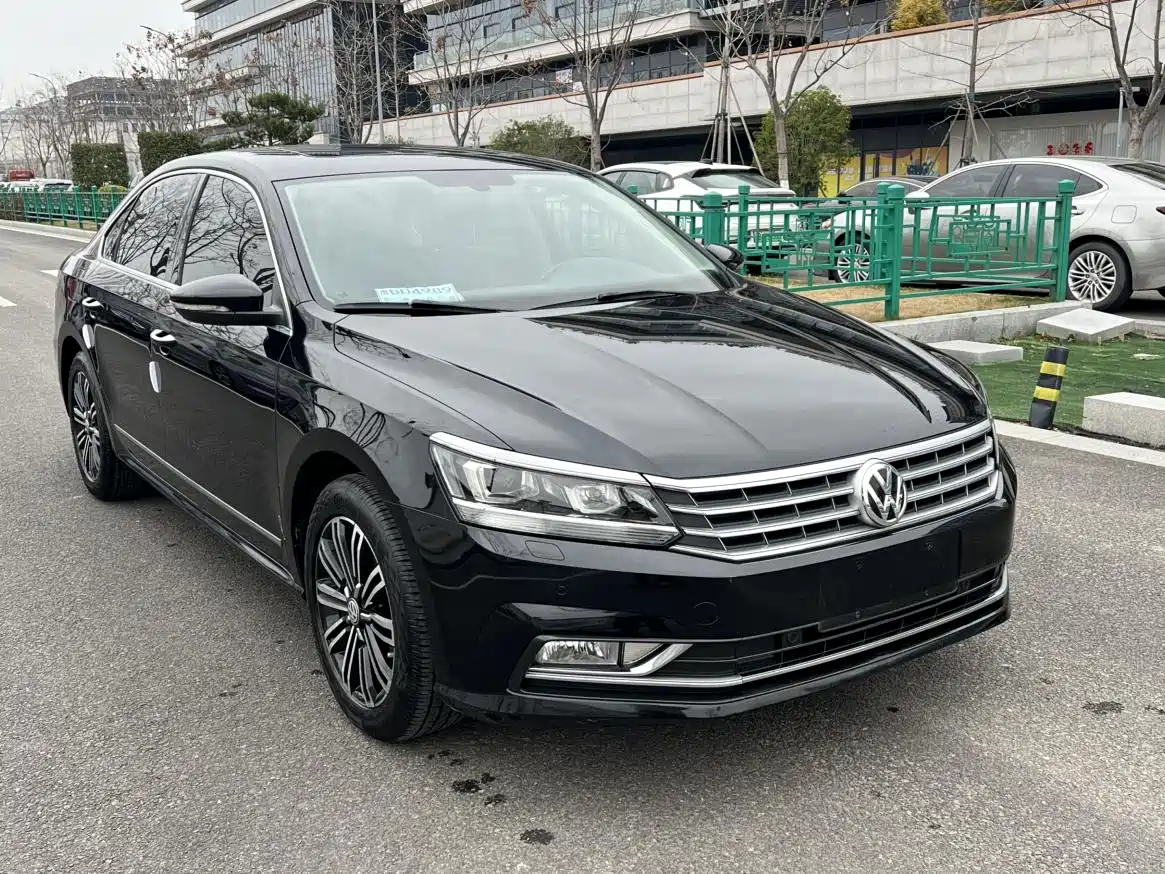 Volkswagen Passat 2017 330TSI DSG Luxury фото 3