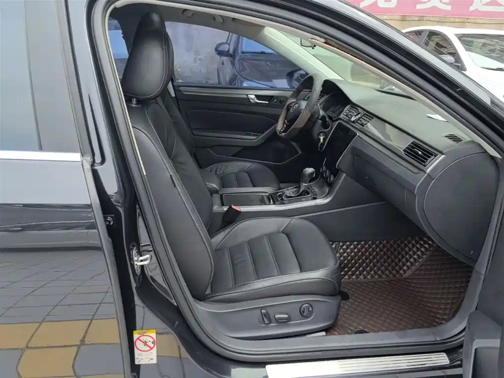 Volkswagen Passat 2016 330TSI DSG Honor Edition фото 25