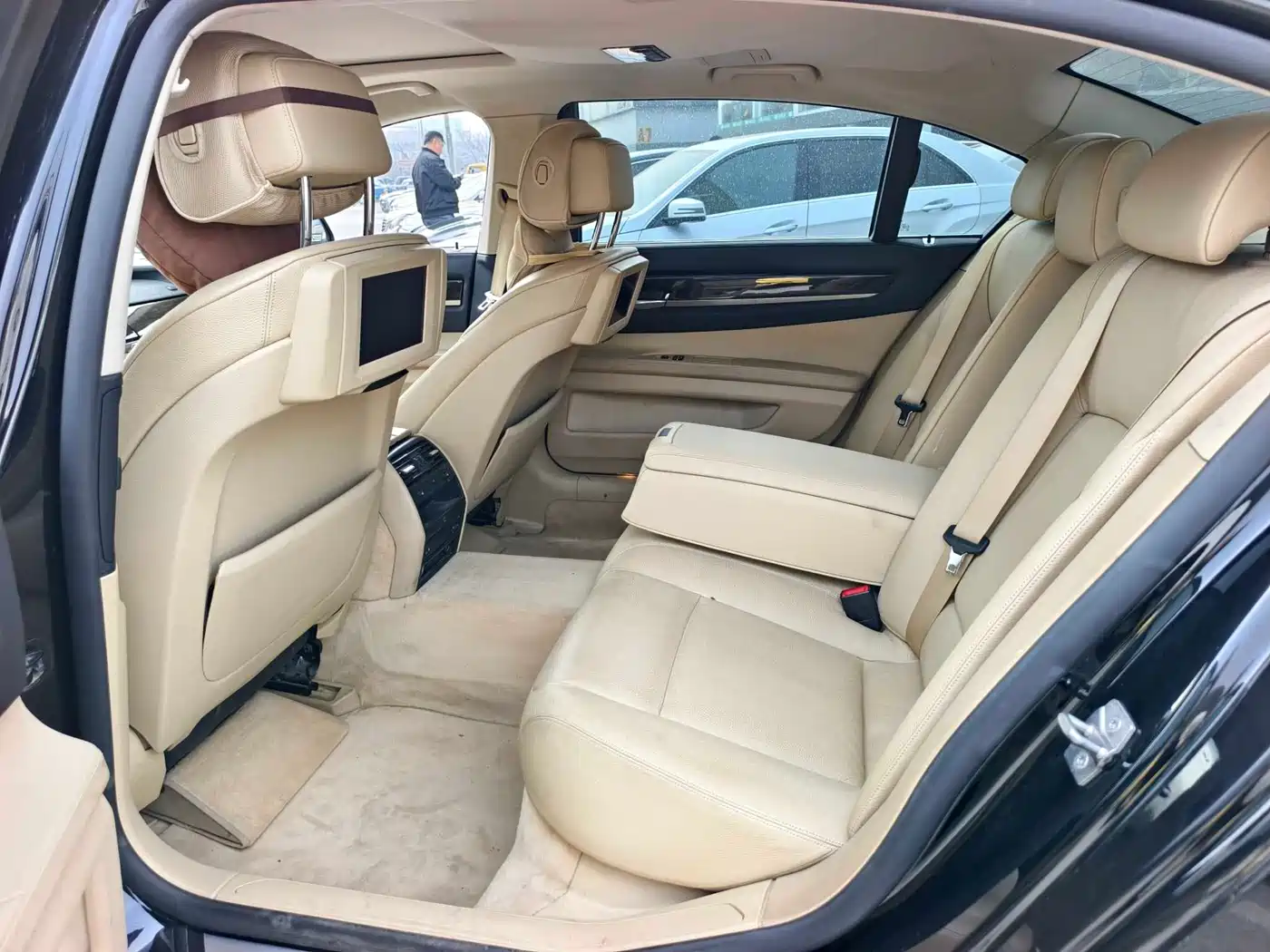 BMW 7 Series 2009 730Li Leading фото 9