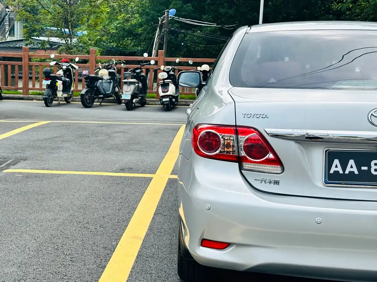 Toyota Corolla 2011 1.8L CVT GL-i Commemorative Edition фото 13
