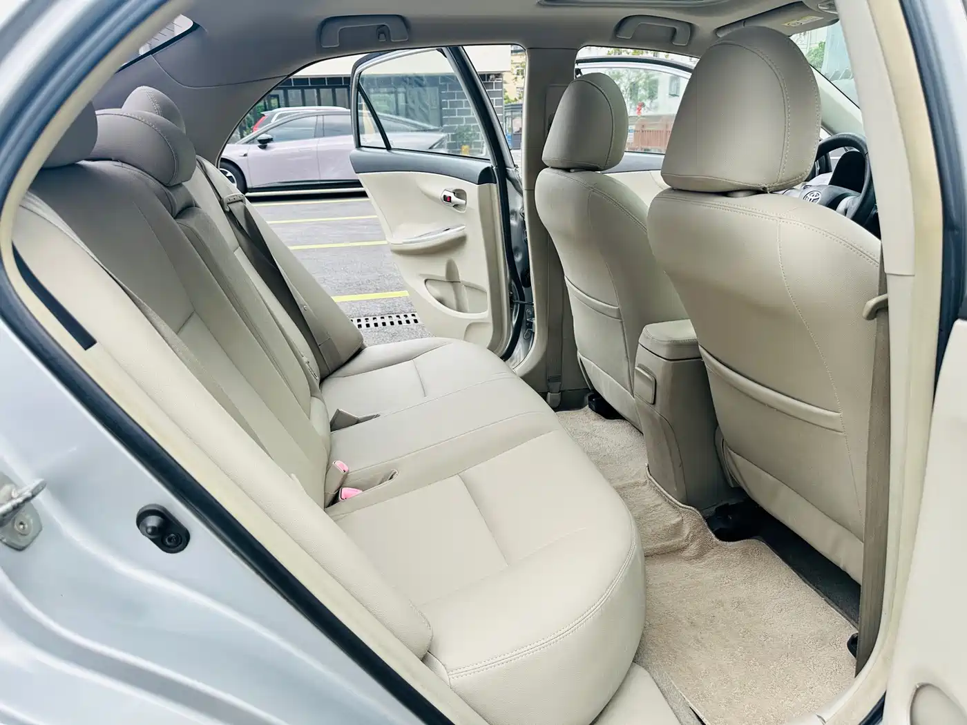 Toyota Corolla 2011 1.8L CVT GL-i Commemorative Edition фото 17