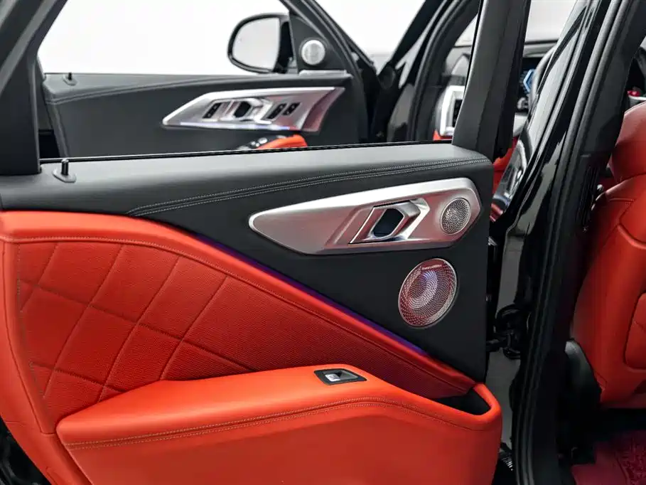 BMW XM 2023 50e фото 39