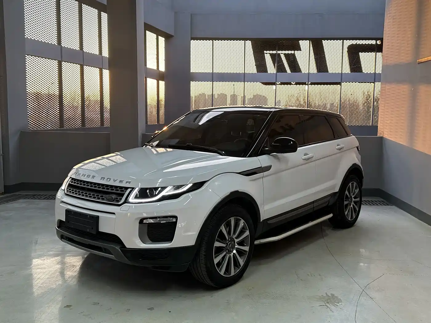 Land Rover Range Rover Evoque 2017 2.0T SE Smart Shine Edition фото 2