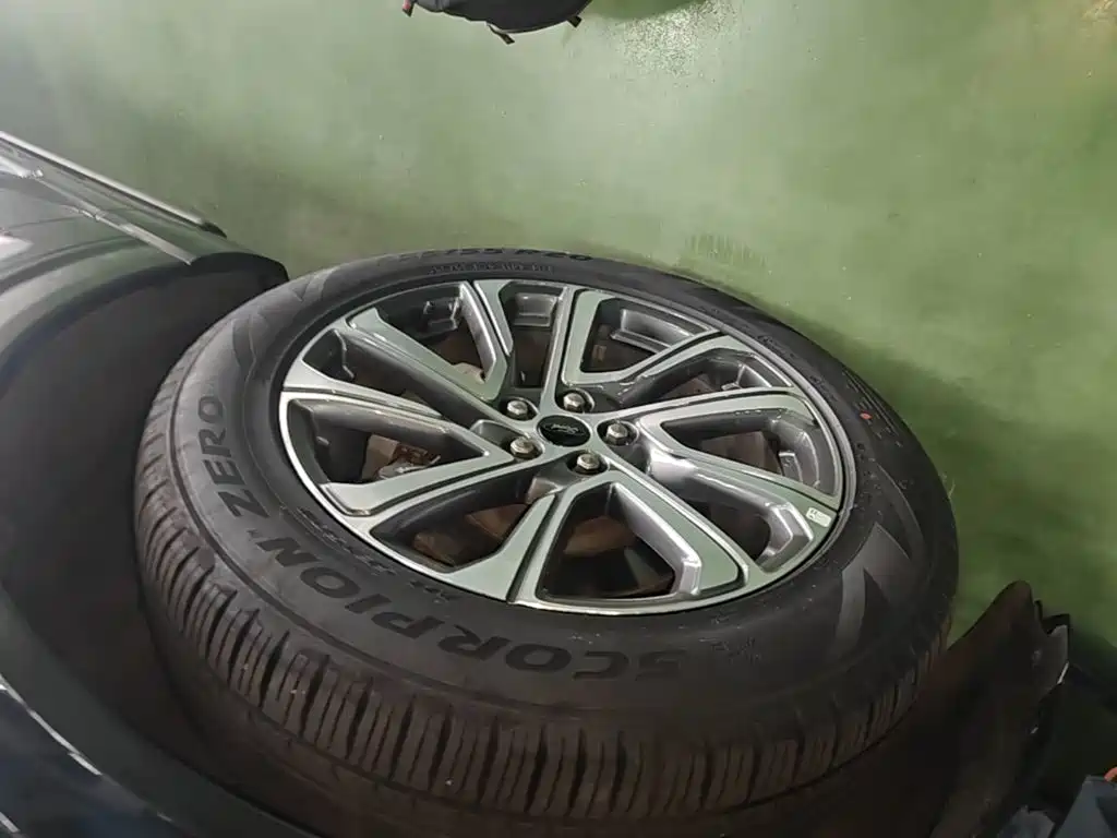 Photo 23 - Ford Explorer