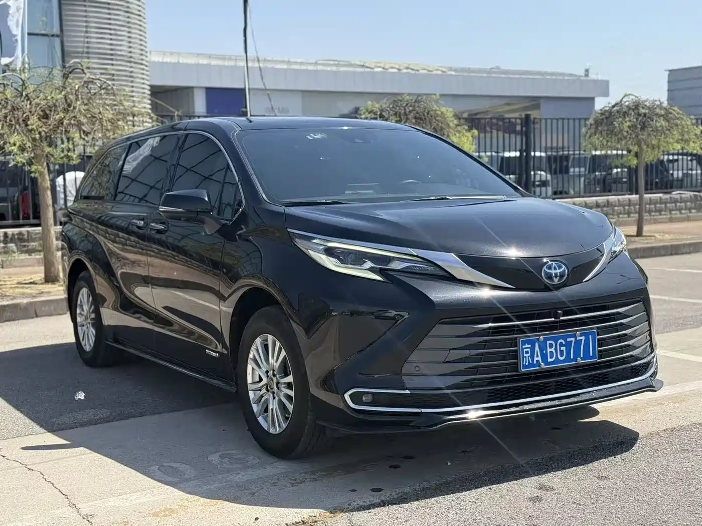 Toyota Sienna 2021 2.5L Hybrid Premium Edition фото 3