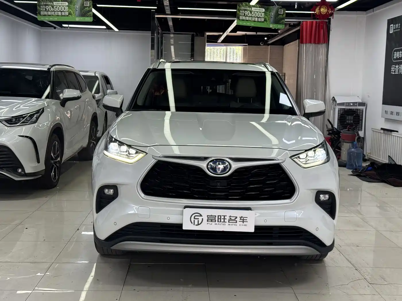 Toyota Highlander 2022 Model Dual Engine 2.5L 4WD Premium Edition 7-Seater фото 3