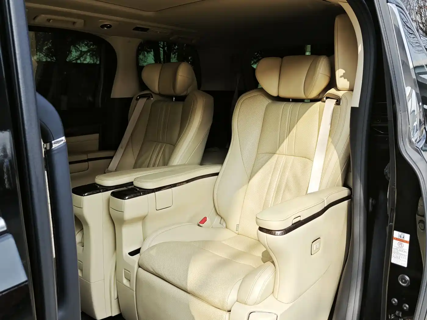 Toyota Alphard 2019 Hybrid 2.5L Premium Edition фото 5