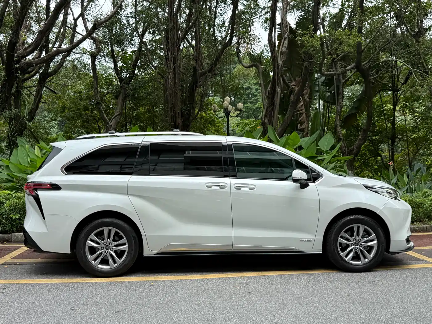Toyota Sienna 2021 2.5L Hybrid Platinum Edition фото 5