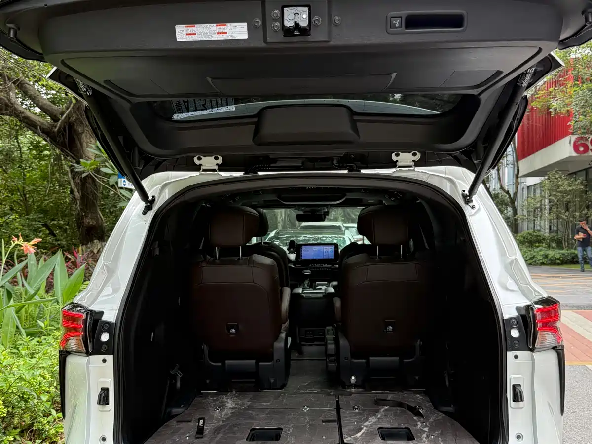 Toyota Sienna 2021 2.5L Hybrid Platinum Edition фото 25