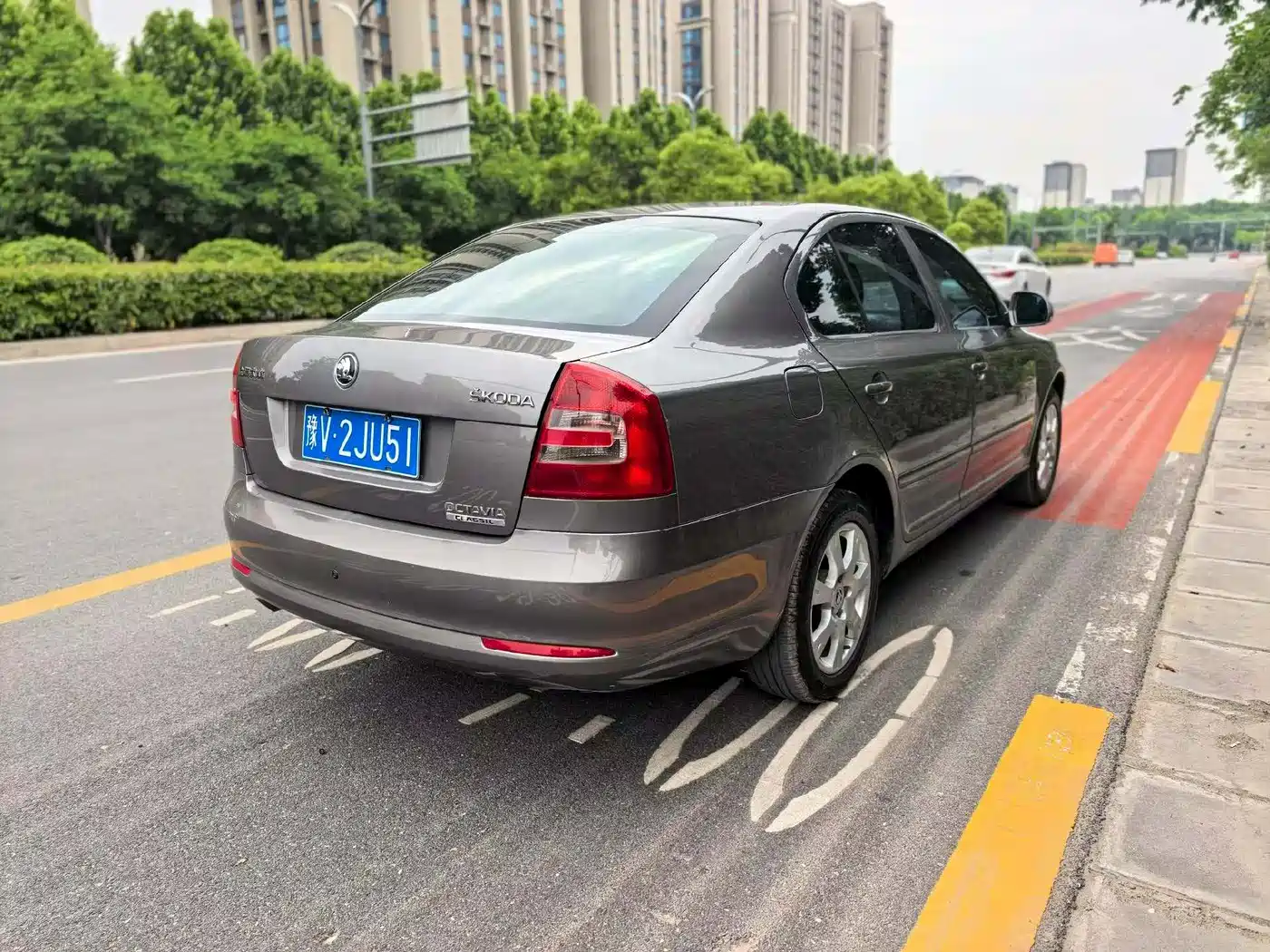 Škoda Octavia 2015 Classic 1.6L Automatic Leisure Edition фото 8