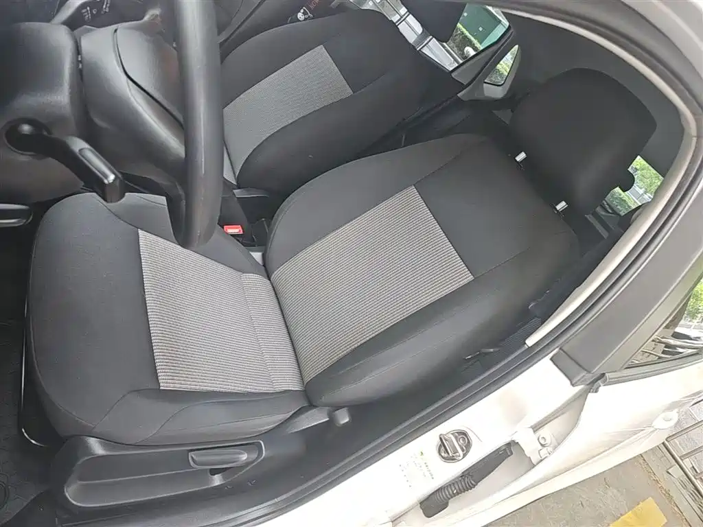 Volkswagen Polo 2016 1.4L Automatic Trend фото 15