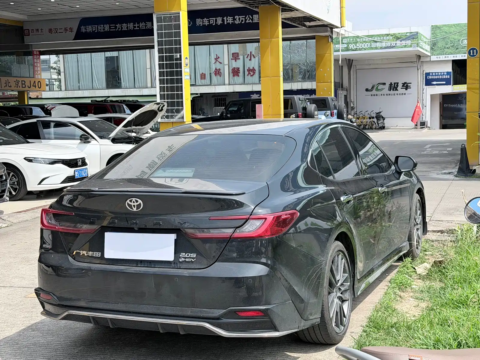 Фото 8 - Toyota Camry