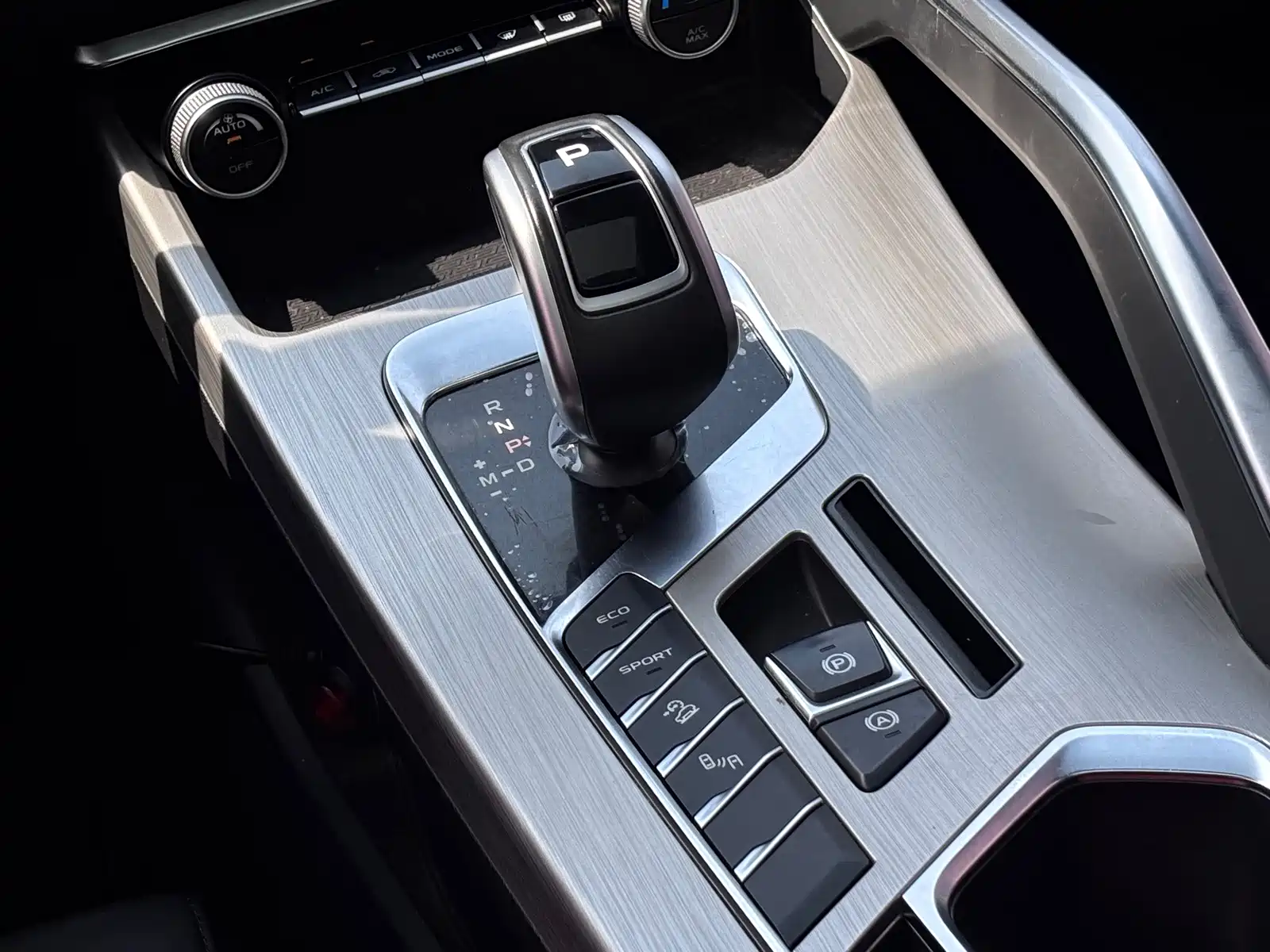 Фото 22 - Geely Coolray