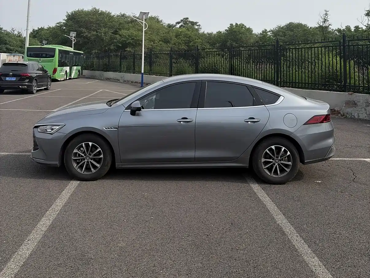 BYD Qin PLUS 2024 Glory Edition DM-i 55KM Surpass фото 3