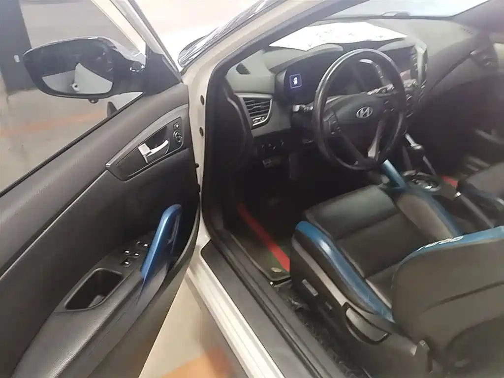Hyundai Veloster 2015 1.6T Automatic Luxury Edition фото 16