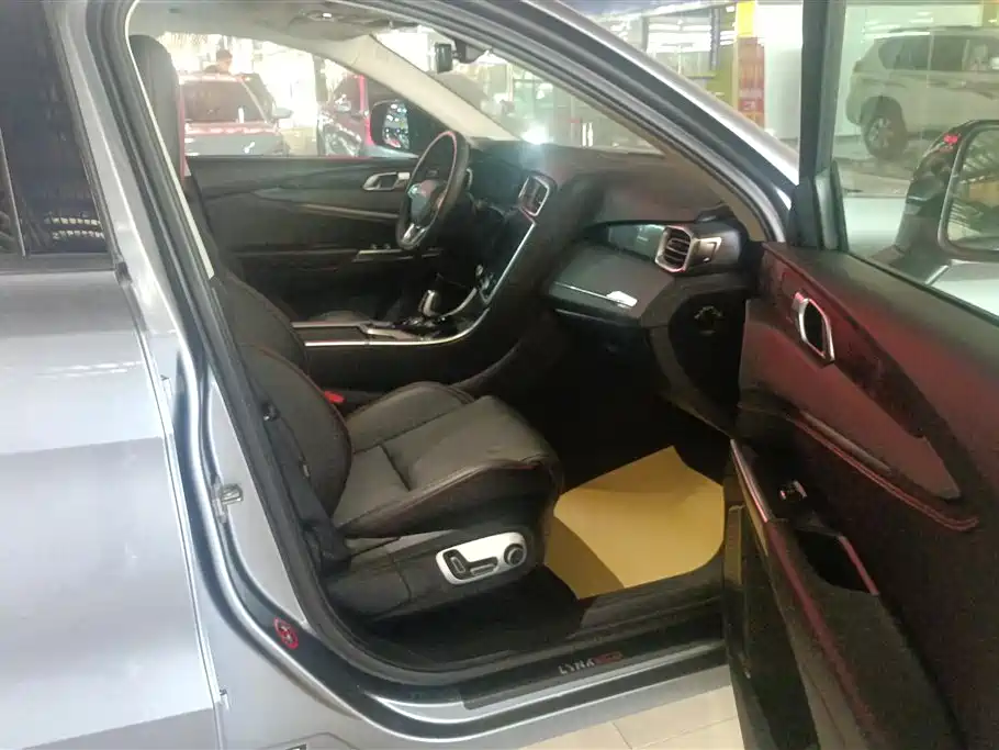 Lynk & Co 01 2019 2.0T 2WD Pro Edition China V фото 8