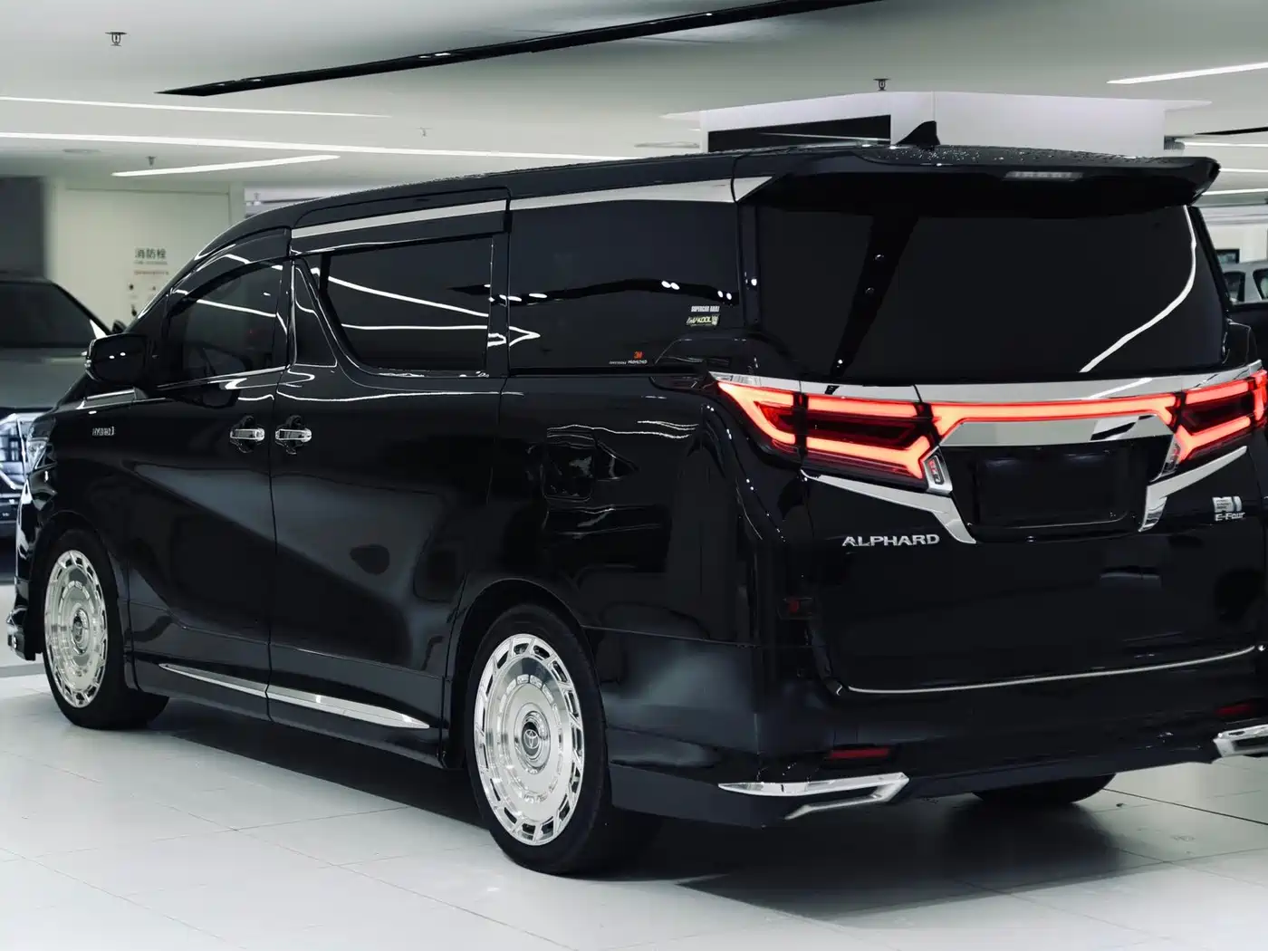 Фото 3 - Toyota Alphard
