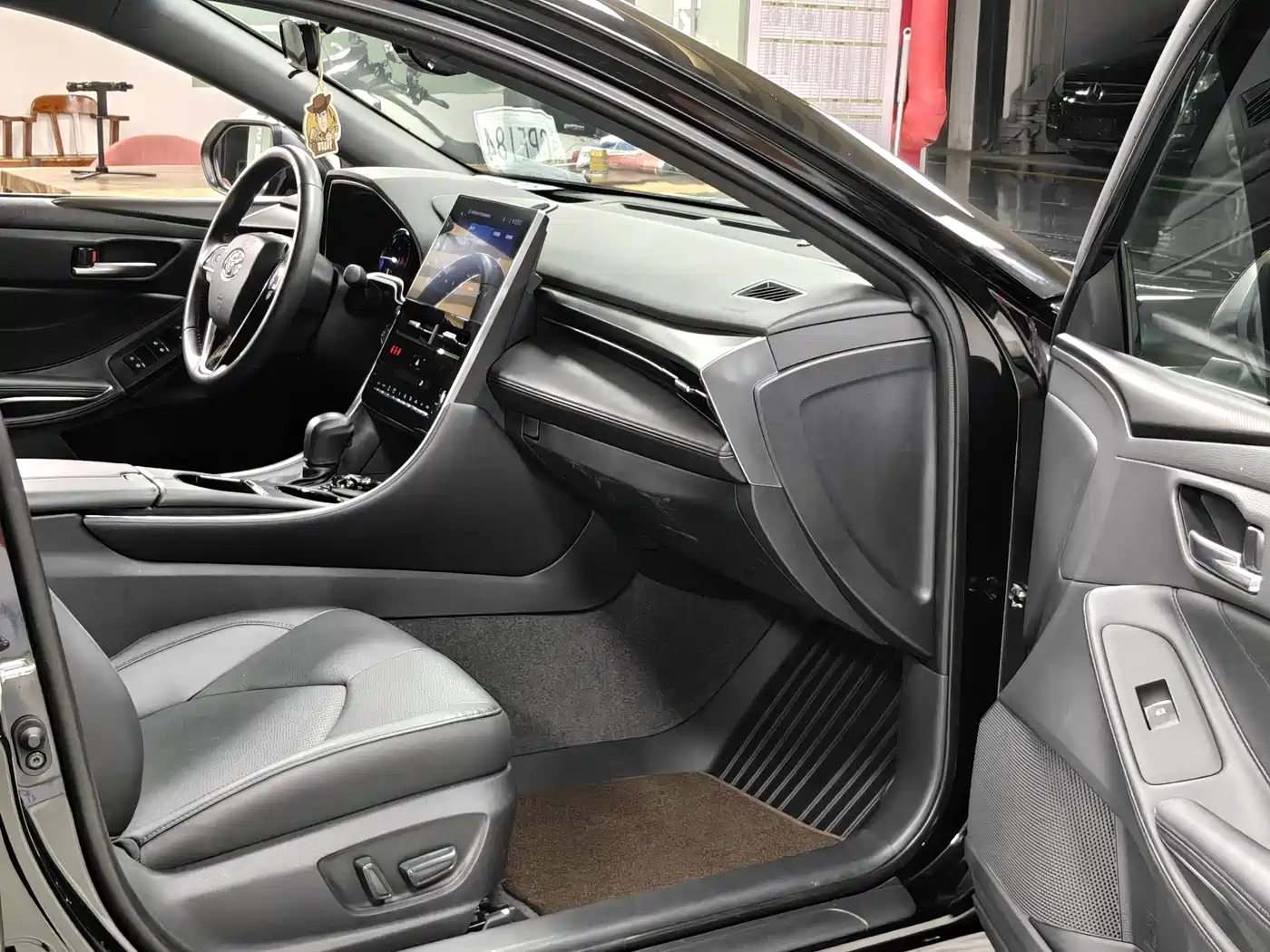 Toyota Avalon 2023 Hybrid 2.5L Luxury Edition фото 16