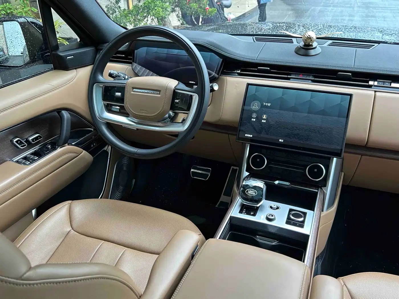 Land Rover Range Rover 2023 3.0 L6 400PS Golden Age 7-Seater Long Wheelbase фото 13