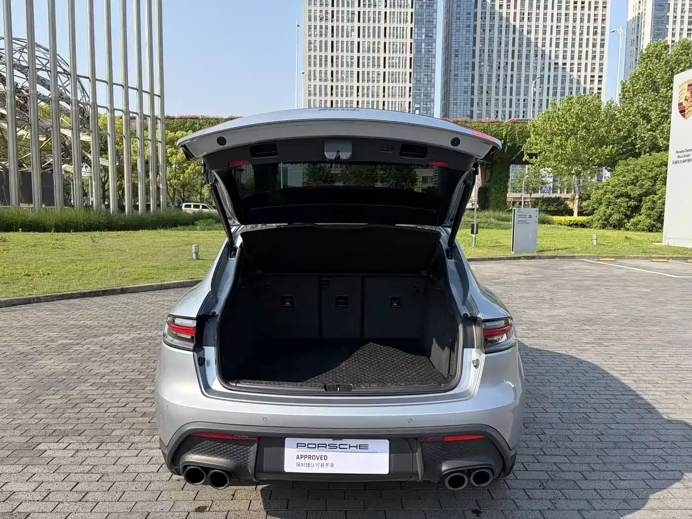 PORSCHE MACAN