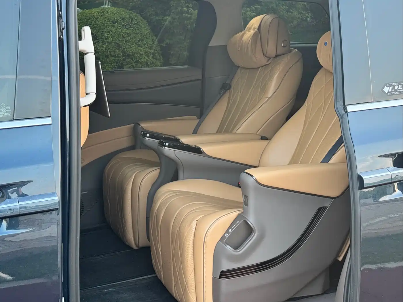 Denza D9 2022 DM-i 970 AWD Flagship фото 5