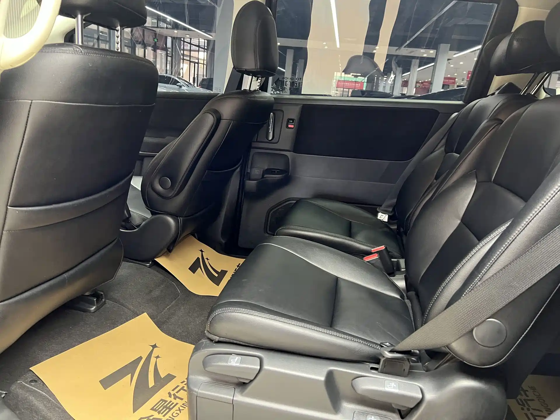 Photo 10 - Honda Odyssey