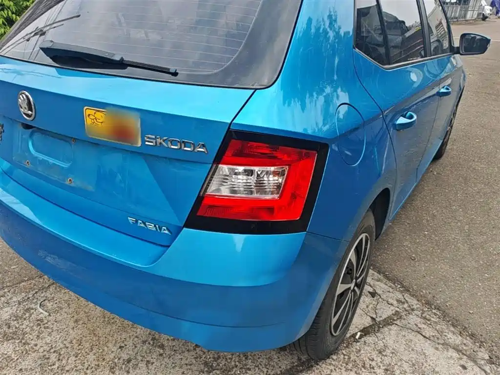 Škoda Fabia 2015 1.4L Manual Advance Edition фото 8