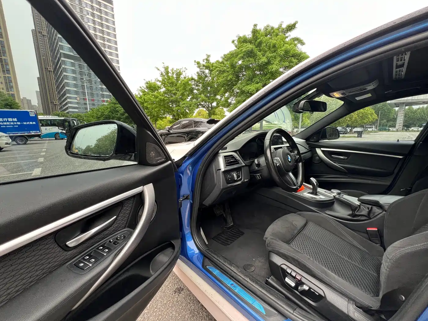 BMW 3 Series 2018 320i M Sport Black Night Edition фото 4