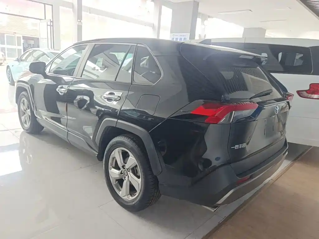 Фото 5 - Toyota RAV4