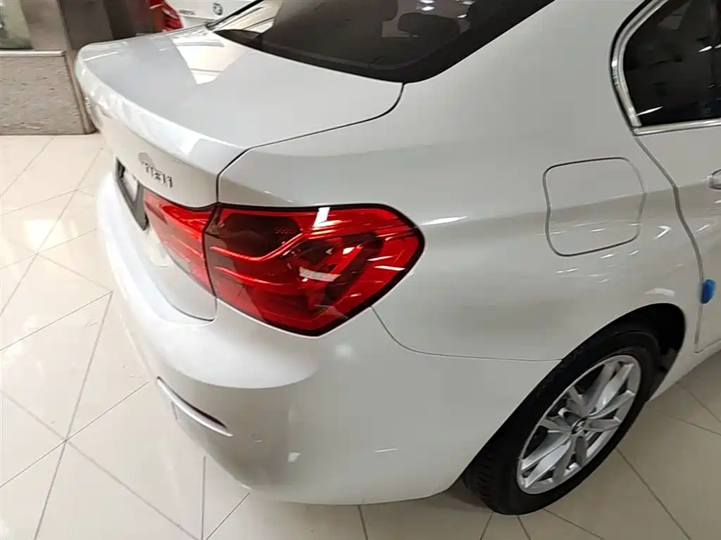 BMW 1 Series 2018 118i Fashion Edition фото 8