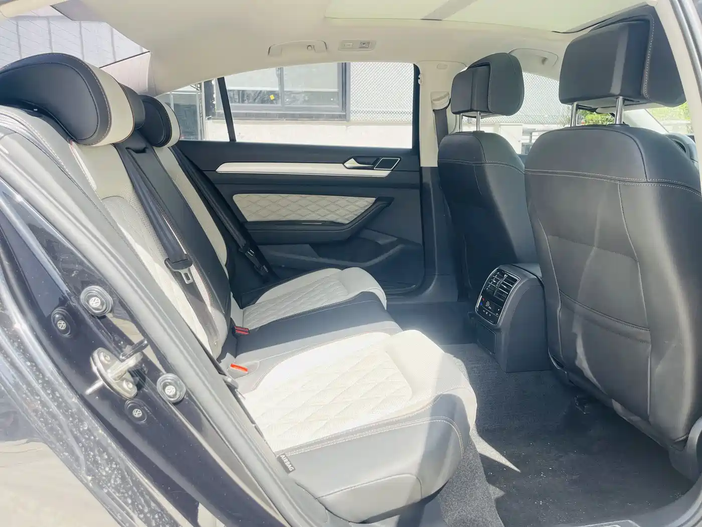 Volkswagen Magotan 2023 Model 2 Million Commemorative Edition 330TSI DSG Luxury фото 13