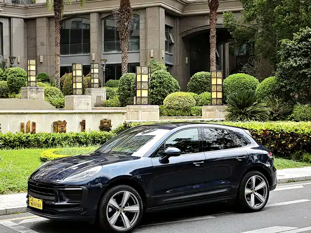 PORSCHE MACAN