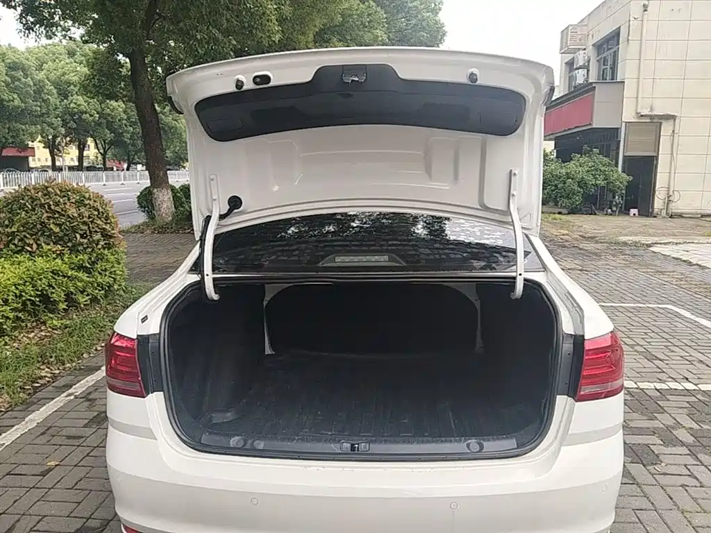 Volkswagen Lavida 2017 1.6L Automatic Comfort Edition фото 19