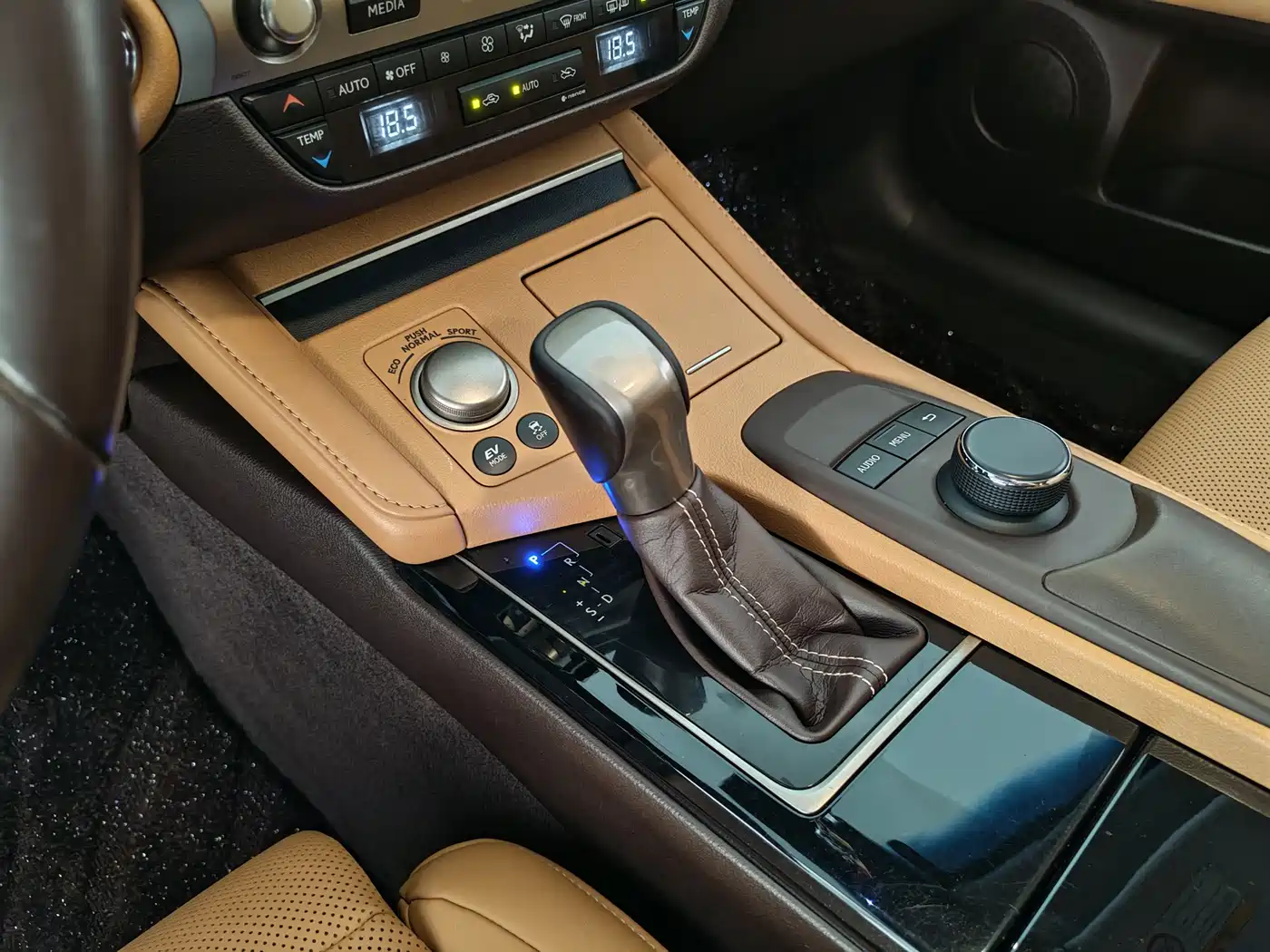 Lexus ES 2017 300h Mark Levinson Comfort Edition фото 10